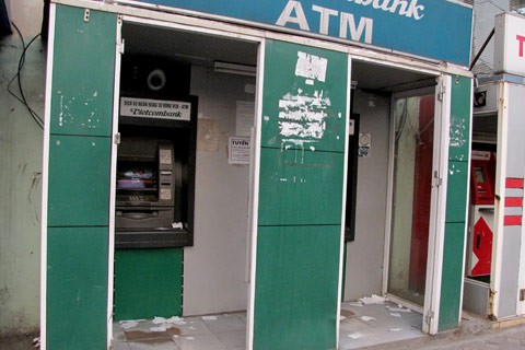 Thậm chí, hai buồng ATM này của Vietcombank trên phố Cầu Giấy còn không có cửa